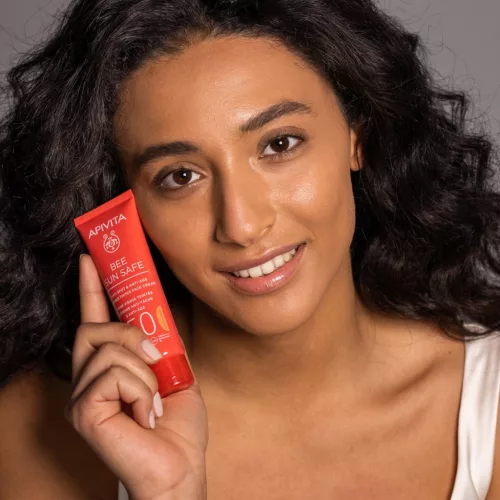 APIVITA BEE SUN SAFE Színezett arckrém ráncok és pigmentfolt ellen SPF50 (50ml)